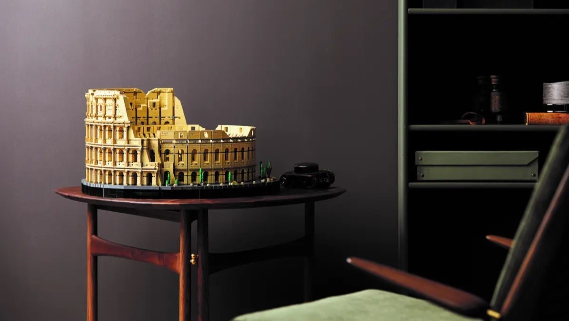 Ett Lego Colosseum står på ett litet runt bord.