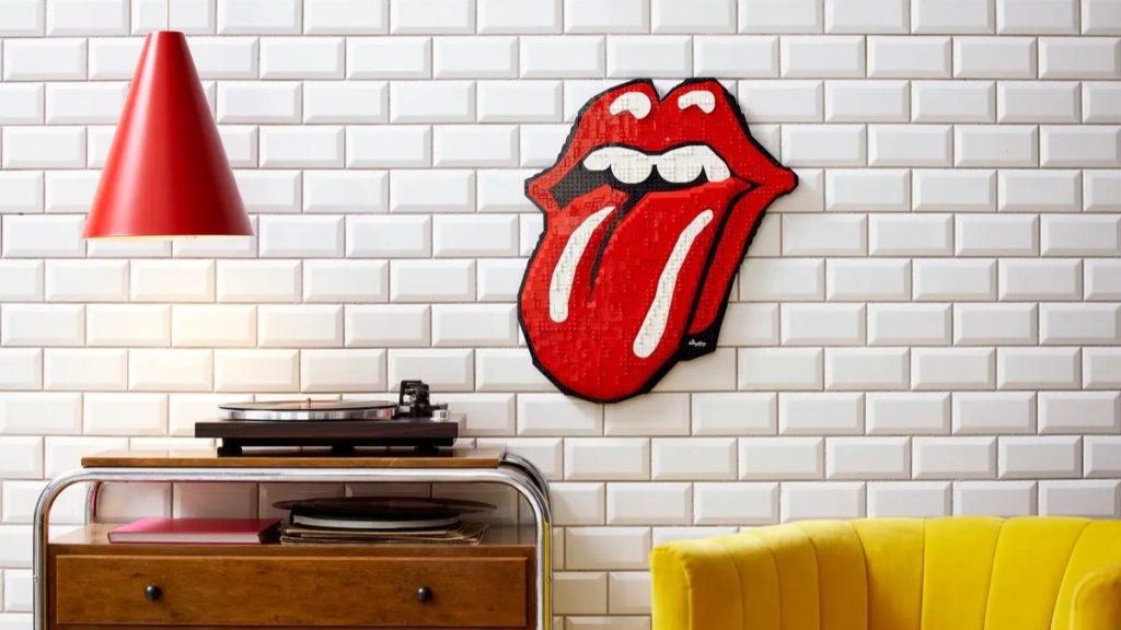 Ett Rolling Stones-legoset på en vit tegelvägg.