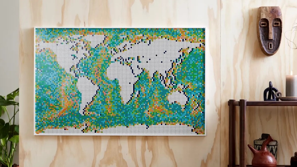 En Lego-version av världskartan hänger på en vägg.